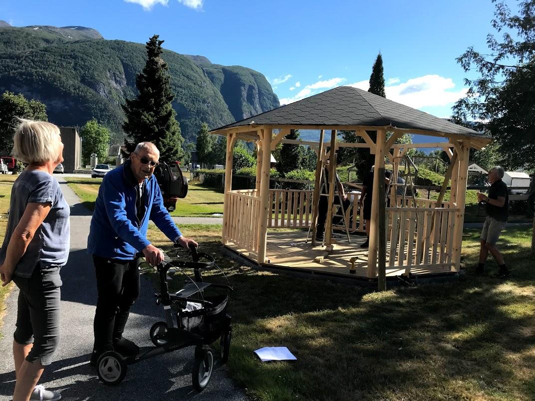 Olav Ødegård og dottera Marit kom og inspiserte.