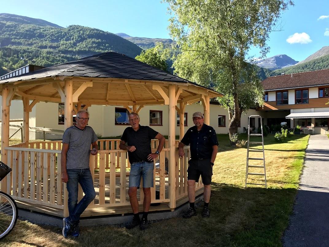 Ferdig med dag 1! - Oddbjørn Kleppe var byggeleiar, Magne og Einar var trottige arbeidarar. Knut Frostad var også med .