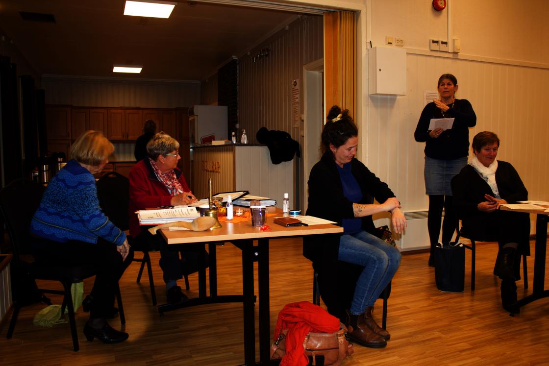 Inger-Johanne Gran takket Ingvild Stomsvik for tida i styret - snill og blid - vårt ungdomsalibi