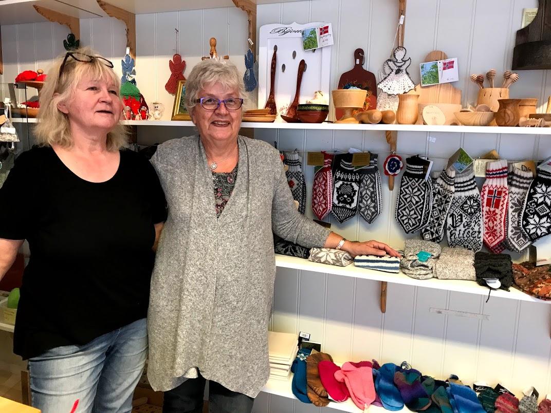 May og Karin viser fram litt av varene i salslokala.Mykje fint!