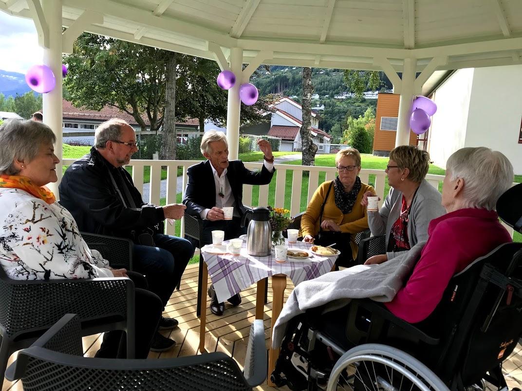 Valldal helselag spanderte 6 stolar som var gode å sitje i.