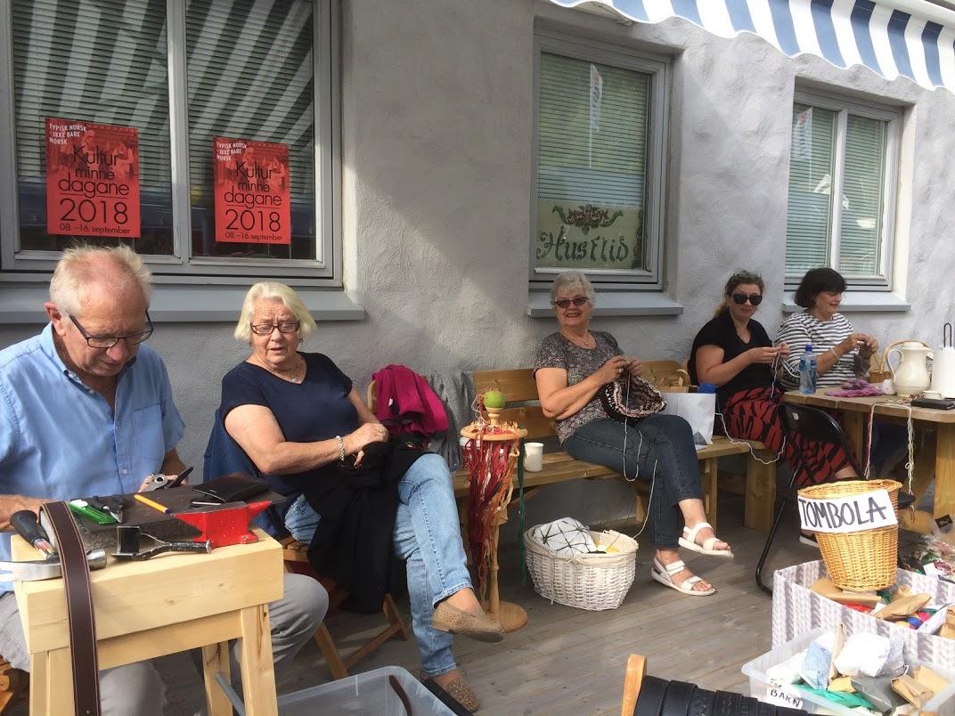 Beltemakar og strikkersker i full sving.