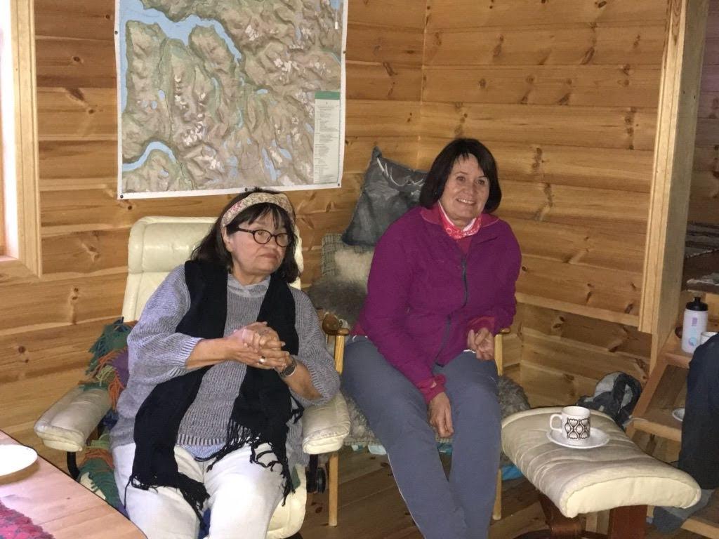 Eva og Bjørg med kart over området bak seg.