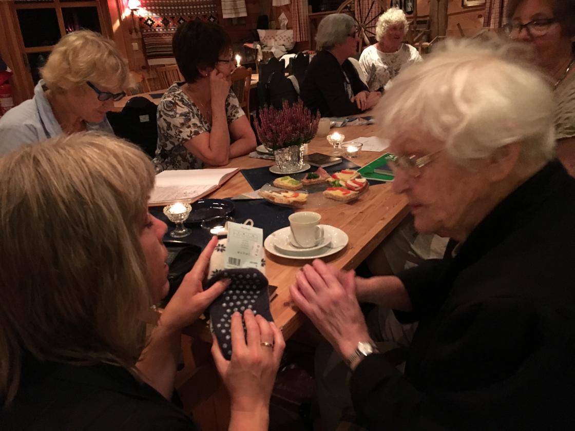 Margrethe viser fram produktene frå helsebutikken.