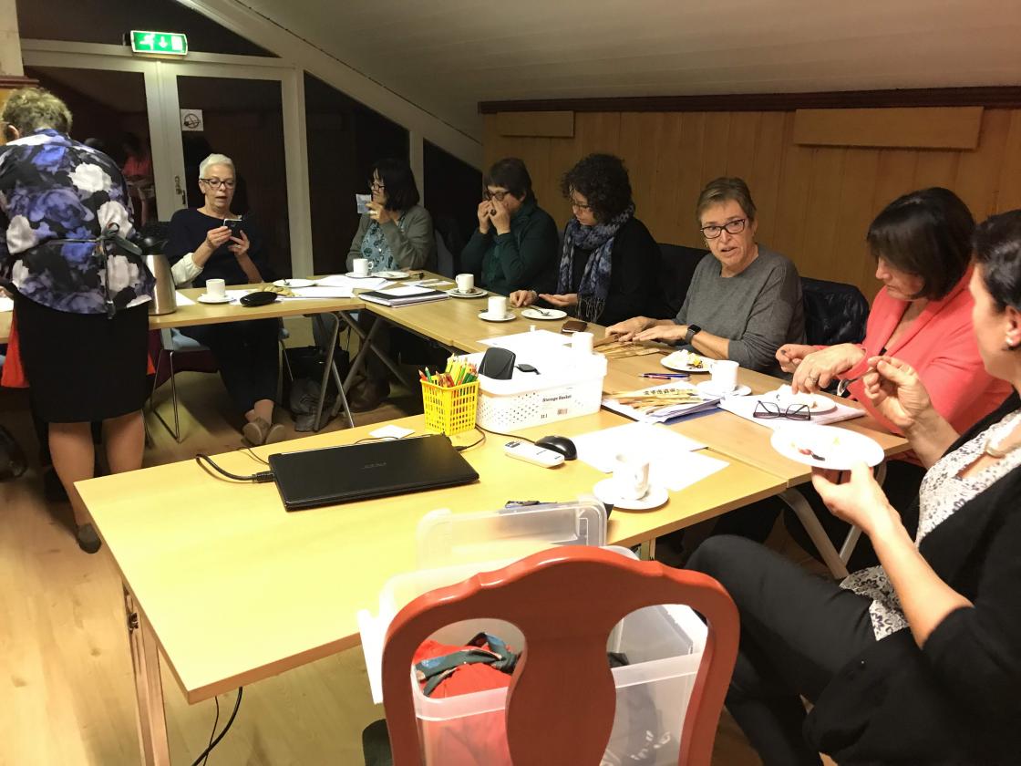 Kaffi og åresal med fine gevinstar.