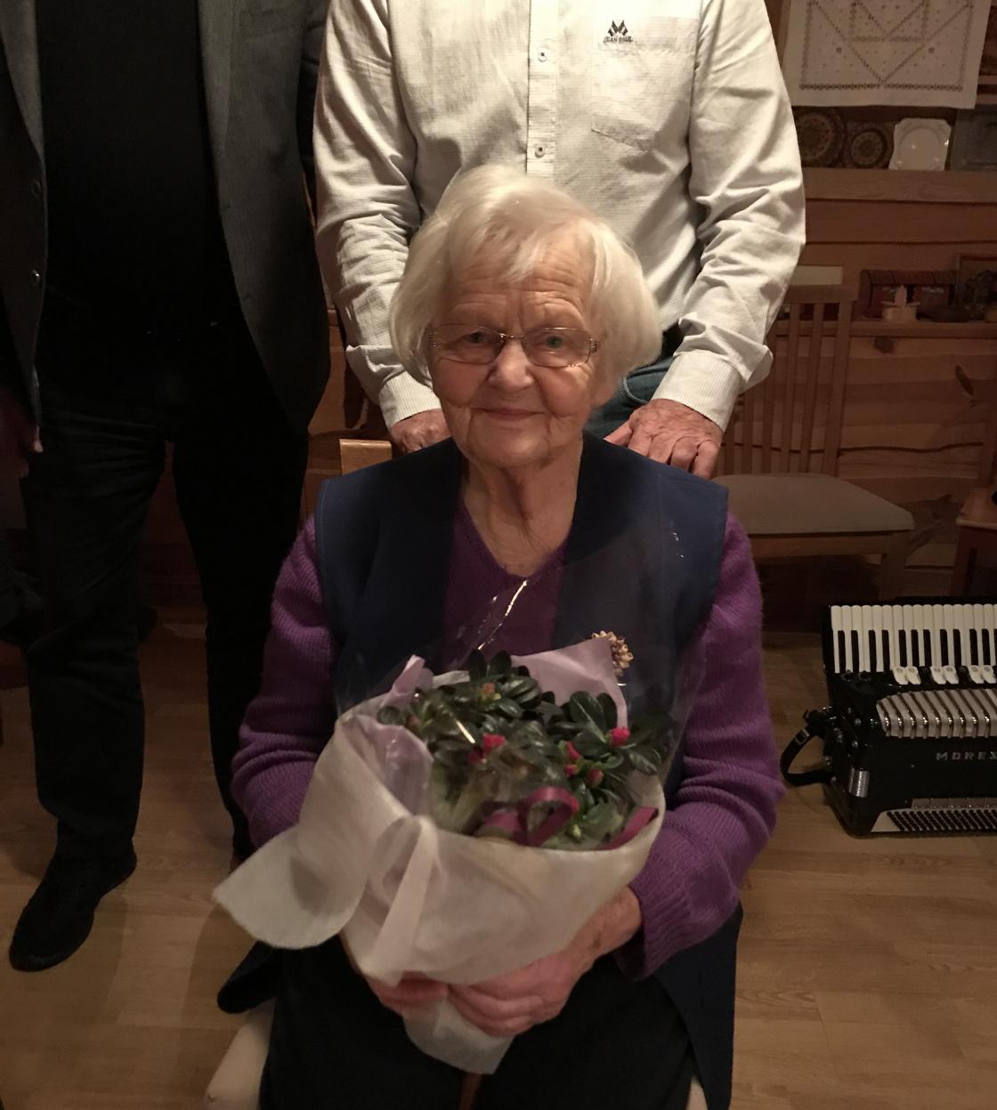 Gudrun Tufteland fekk blomehelsing, ho fylte 98 år. Bildet er tatt av Ingrid Kristine Træet.