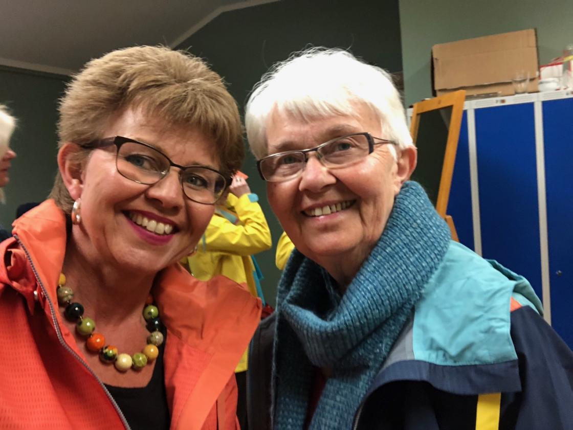 Mor og datter - som mannekenger. Kathrine og Ellen-Marie