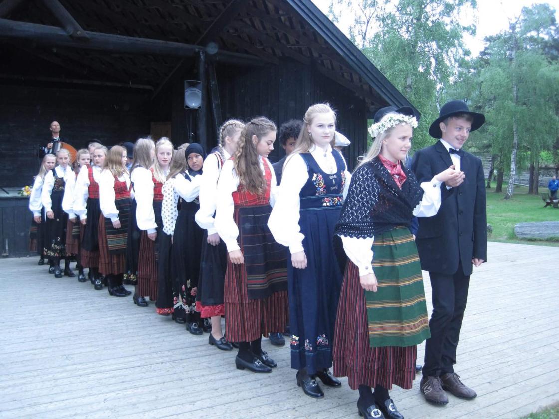 Etter middagen var det dans, som seg hør og bør!