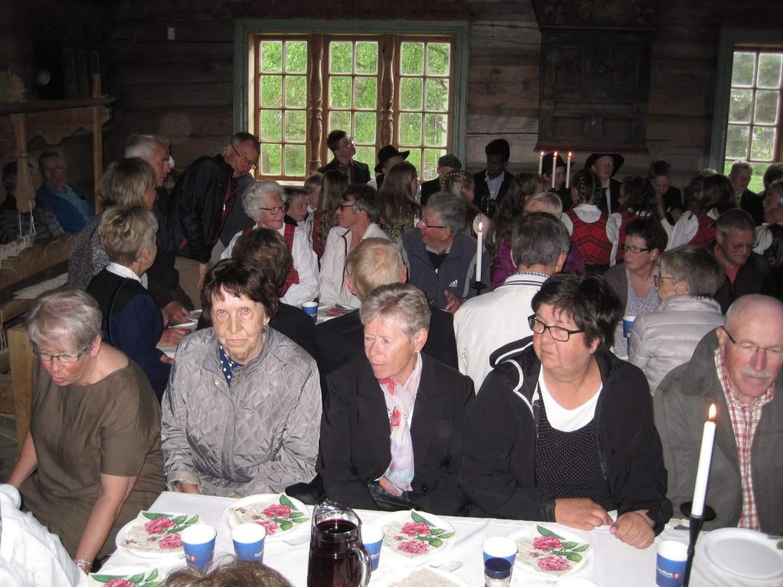 Stappfullt i Glømsdalsstugu. Elevane i 8.klasse, saman med besteforeldre.Neregare 85 personar!