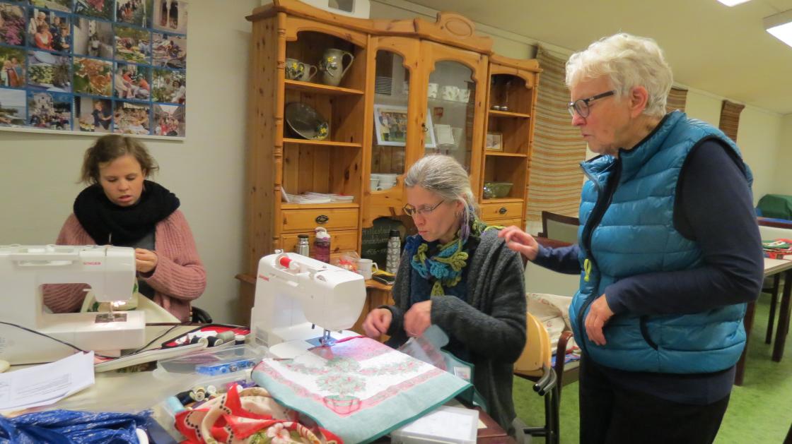 Ivrige syersker, mor og datter Holmen og Turid Næss