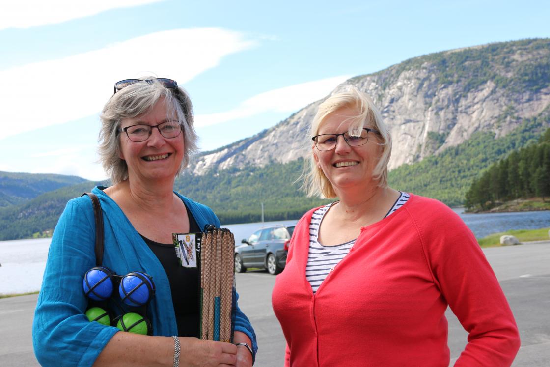 Ellen Margrethe Garn og Eva Greivstad i Fyresdal Bygdekvinnelag. Foto: Sosan Asgari Mollestad.