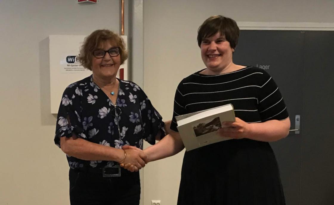 Solveig overrekte Seterboka vår til Ingrid som takk for innsatsen .