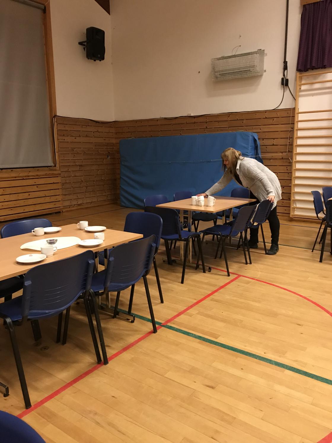 Anne Merete dekker på bordene