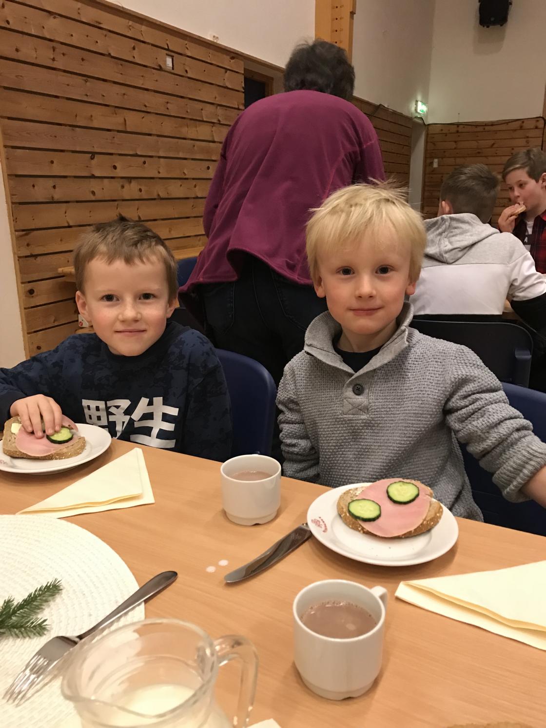 Skoleguttene Brage og Halvor koser seg på lunsjen