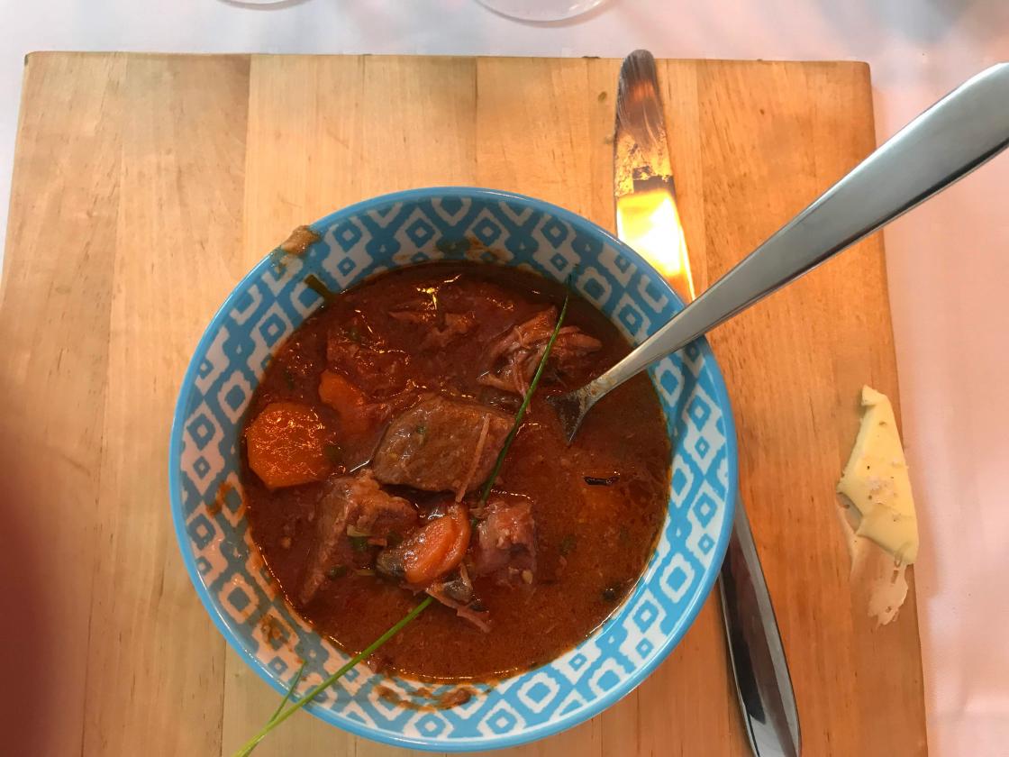 Nydeleg oksegryte med maisbrød og kryddersmør til.