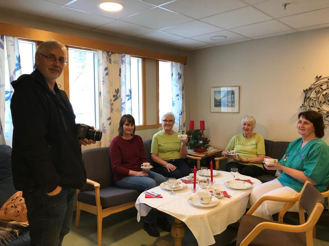 Aura Avisa kom også og foreviget overekkelsen