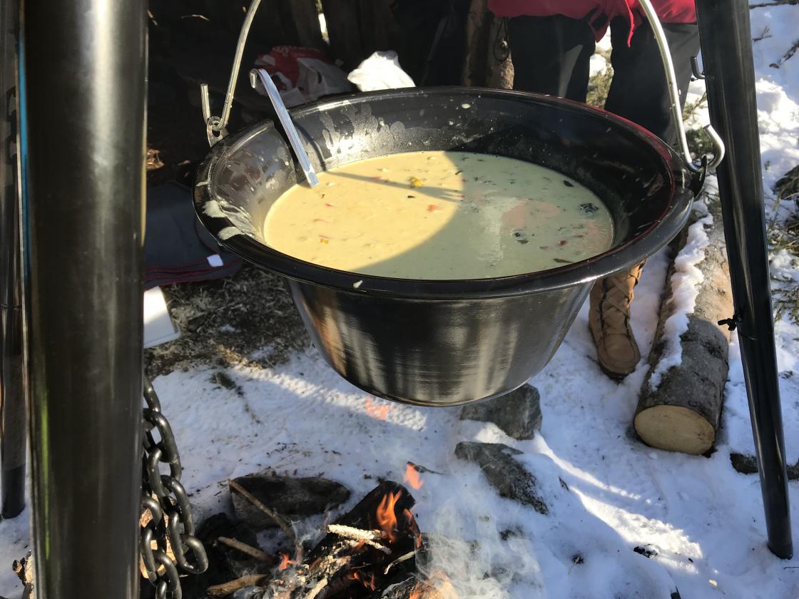 Vi serverte god og varm kyllingsuppe