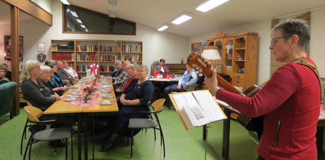 Sigrid holder oppmerksomheten til tilhørerne