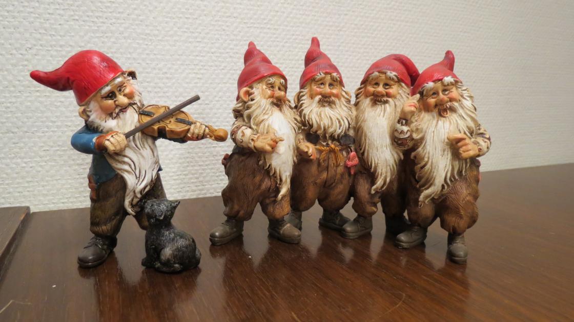 Og nissekoret på pianoet Bygdestua har fått av Anne Lise og Sæming Rustad var aktivt med i sang og spill