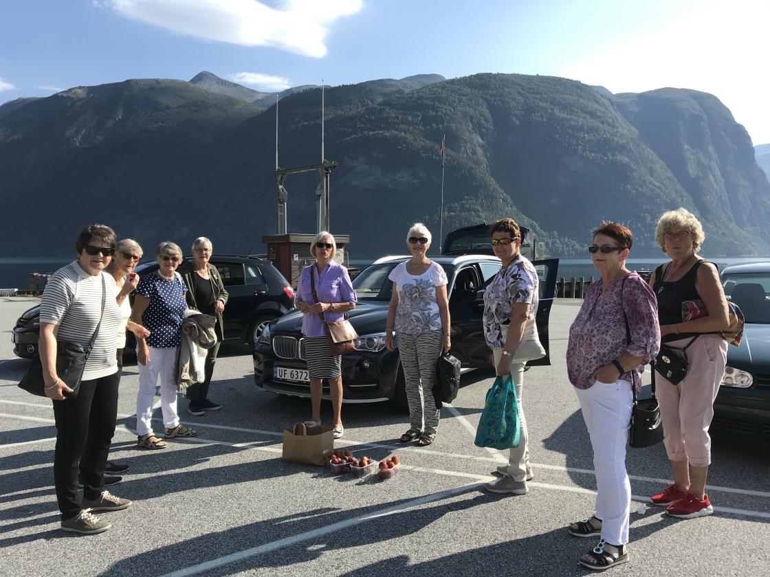 20 damer ventar på kaia i strålande ver - nærare 30 grader!