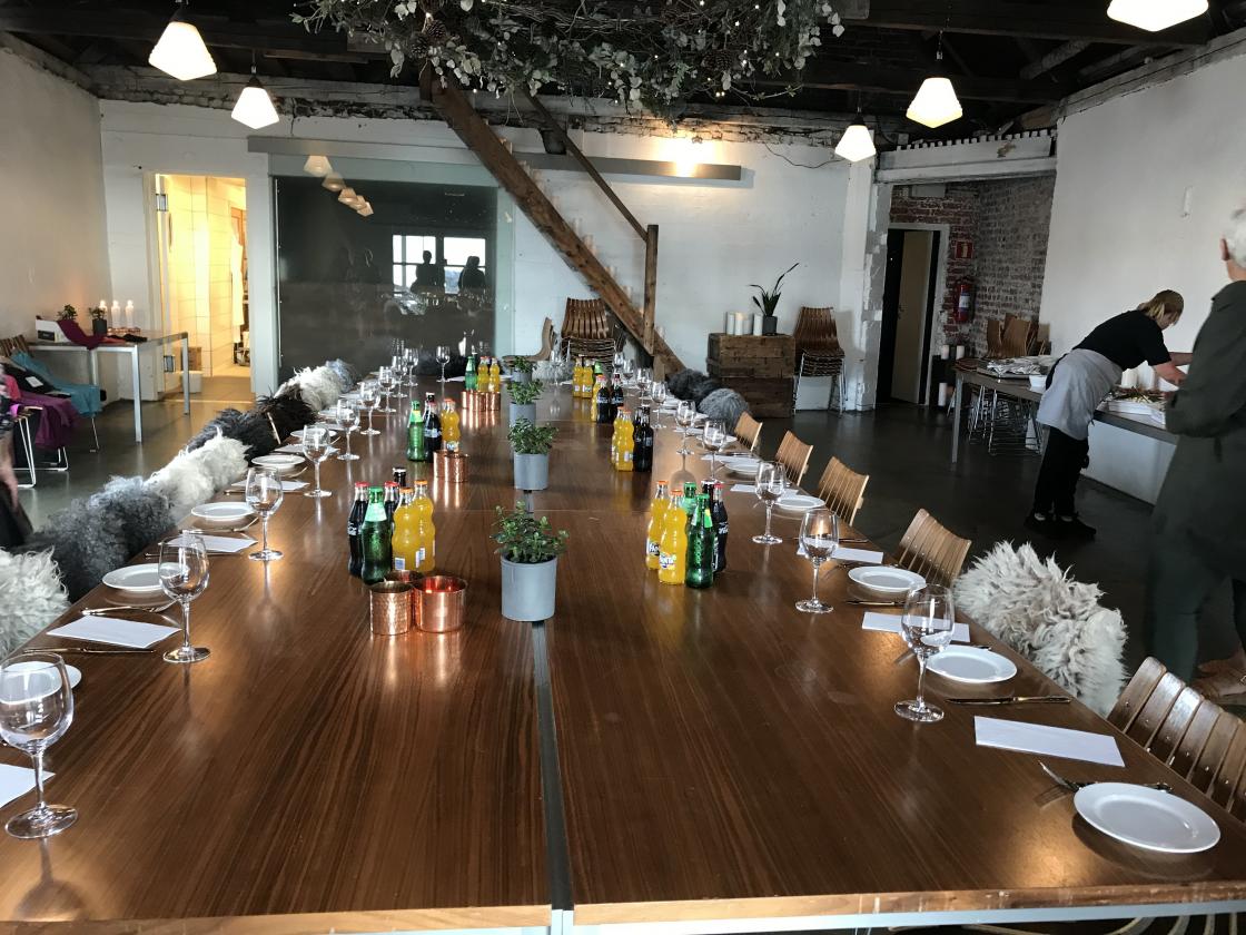 Fint pådekka bord i Kølbua. Vi var svoltne!