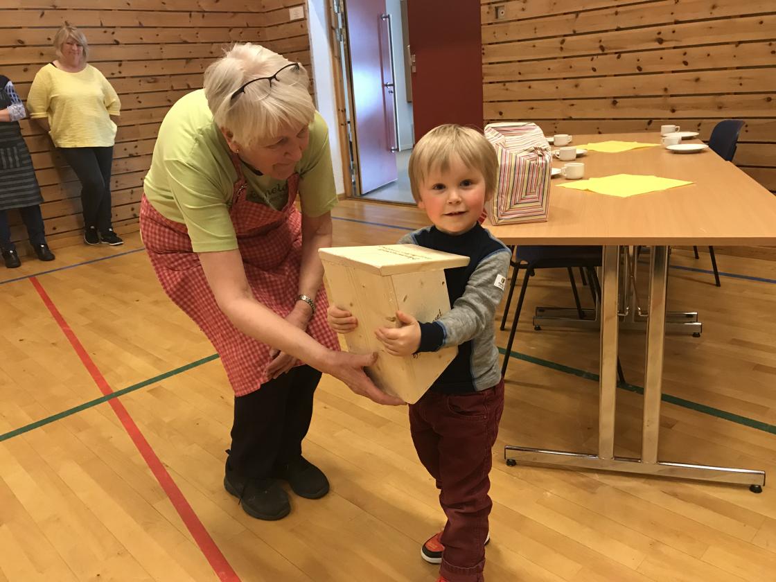 Snorre Mikael tok i mot vervepremie på vegne av mamma