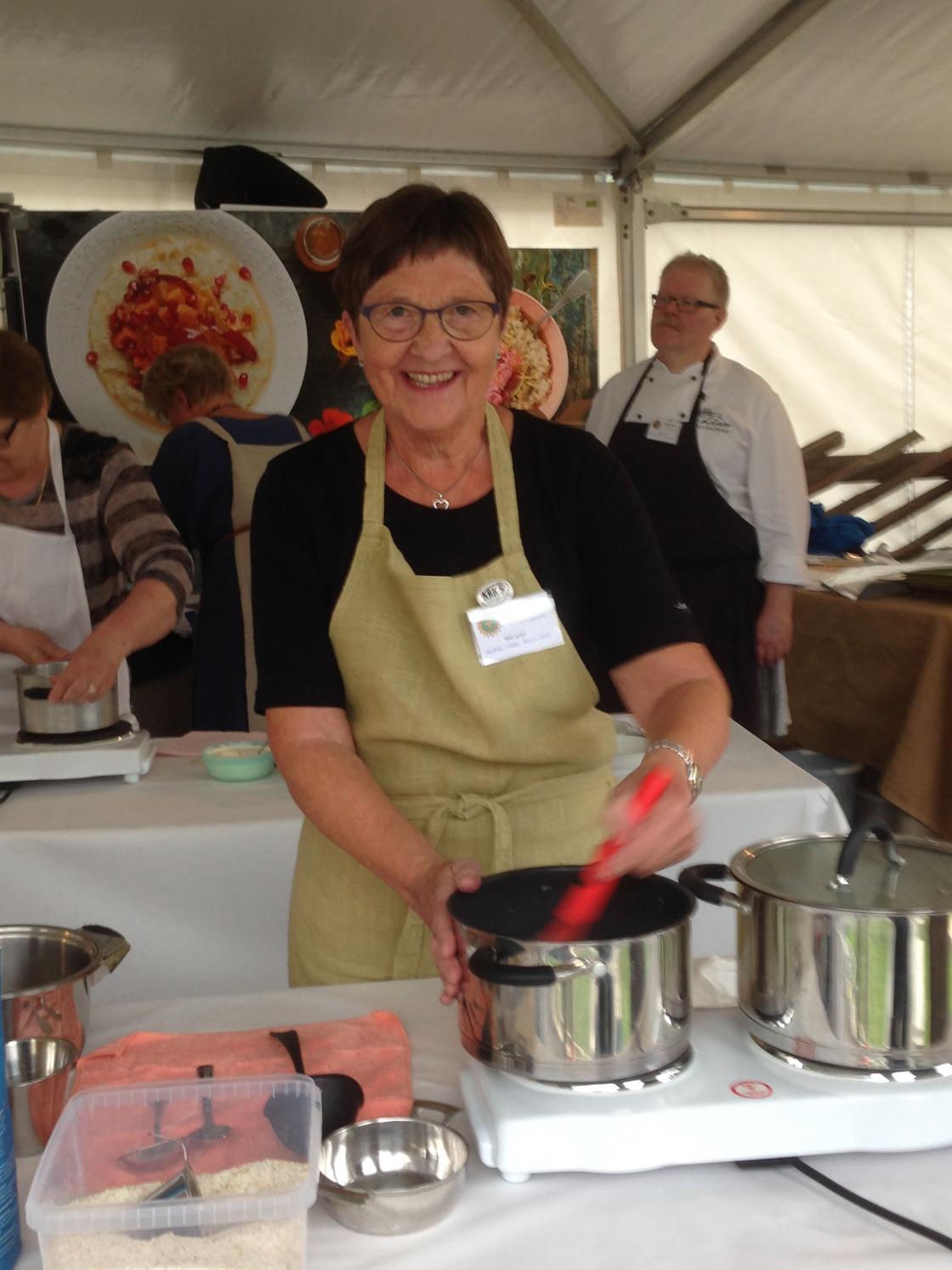 Anne Mari Amlien frå Vestre Toten Bygdekvinnelag deltok i NM i graut.