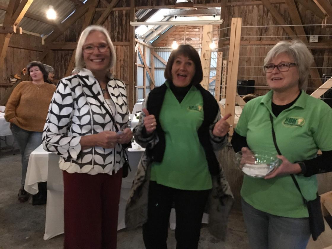 Blide damer i velkomstkomiteen på Murilåven fredagskvelden.