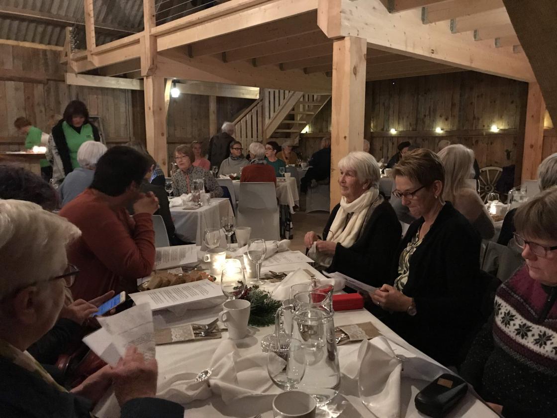 Fint og koseleg pådekka, men litt kjøleg vart det utover kvelden.