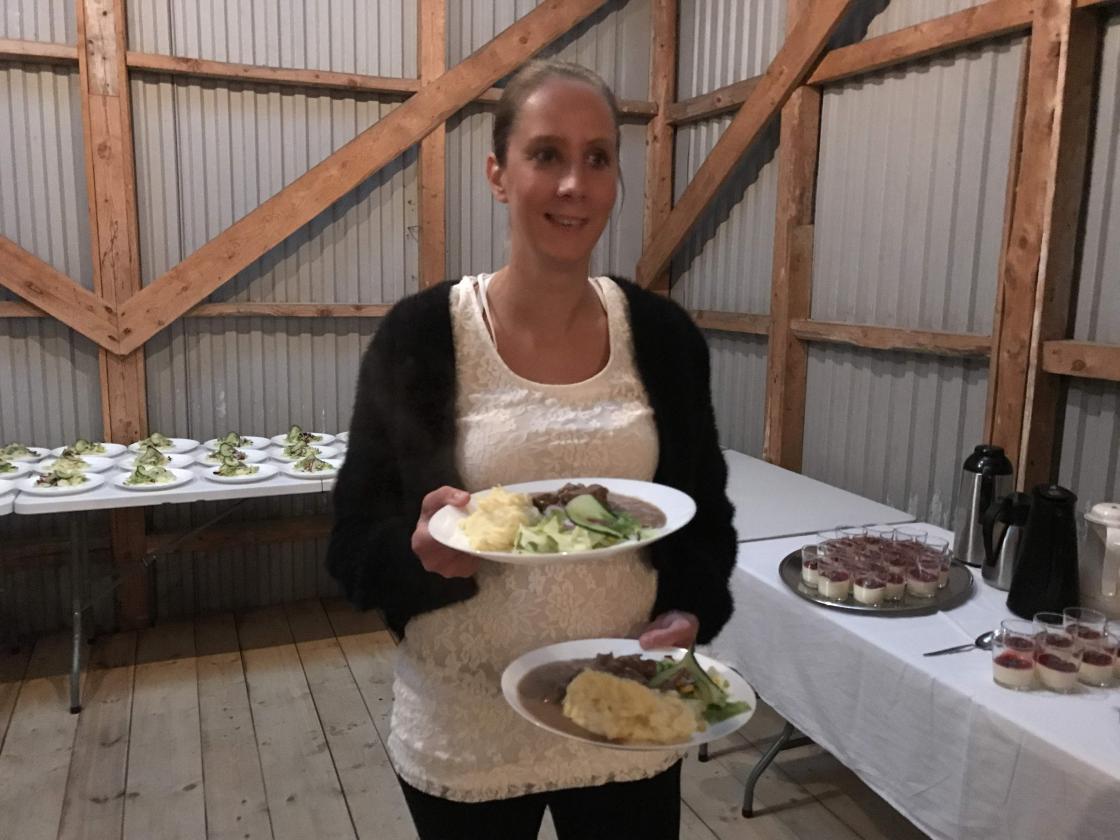 Anne Merete serverte nydeleg elggryte, potetstappe og salat,- panakotta til dessert.