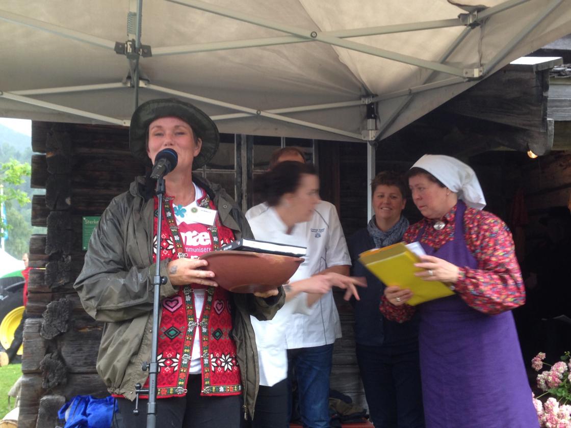 Ei glad og fornøgd Laila Røsholt Rød mottek premien sin for beste festgraut/nyskapande graut.