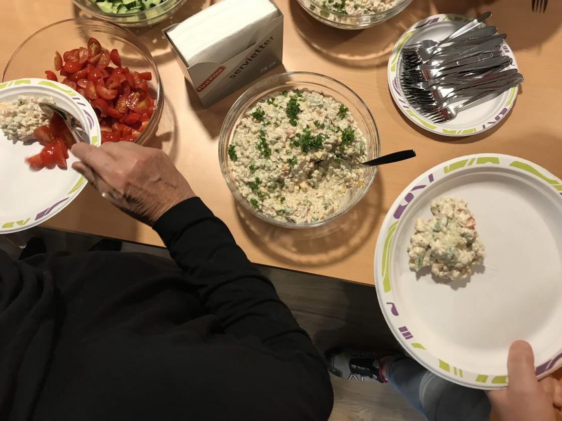 Lunchen var sjølvsagt sunn, - Mettes byggrynssalat med brød, agurk og tomat.