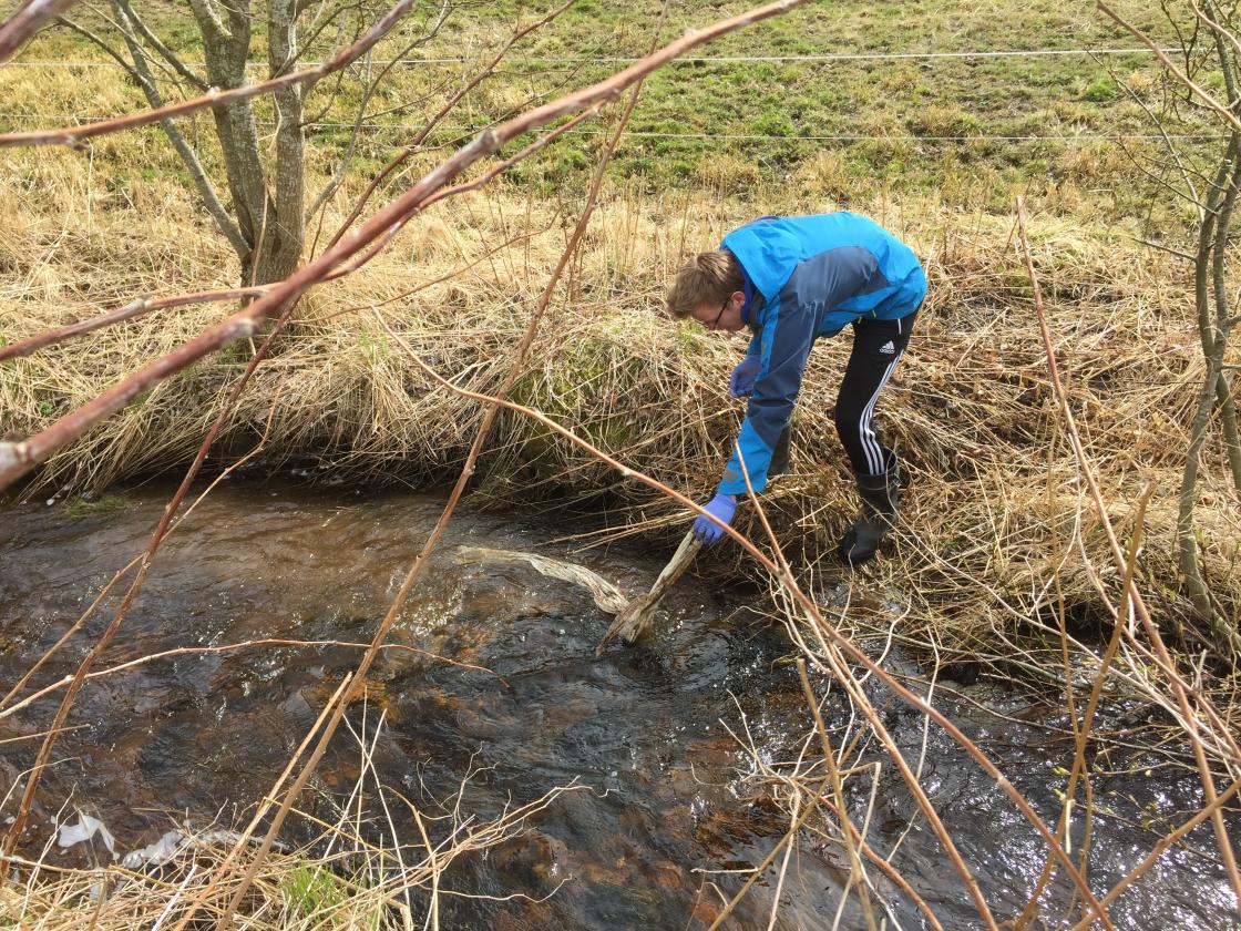 Plasten ligger også i bekker og elver