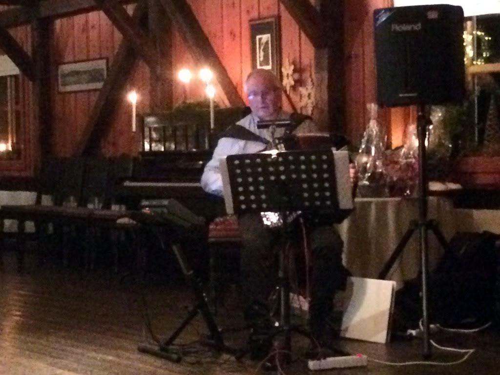 Per Martin Sørjordet underholdt med trekkspill