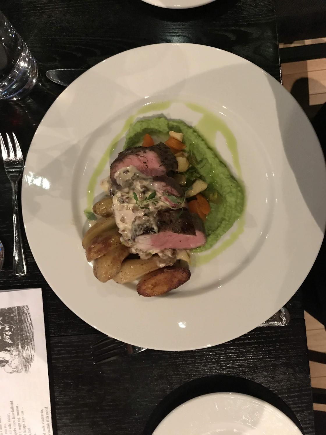 Middagen smakte himmelsk, nydeleg kalvekjøt med velsmakandes tilbehør.