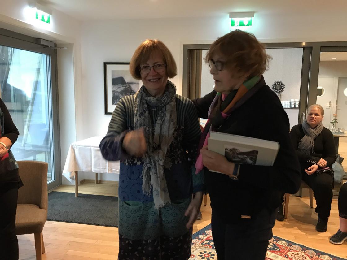 Liv Randi får Seterboka som takk for innsatsen.