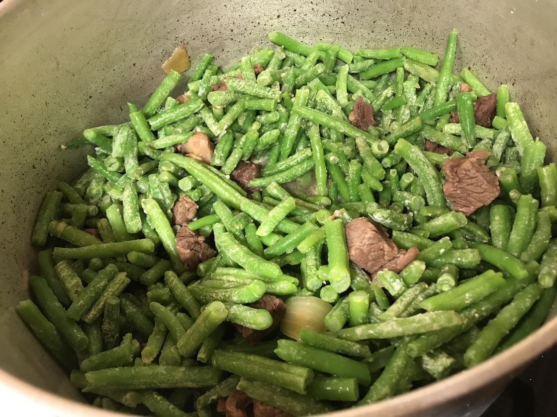 Aspargesbønner, kjøtt og løk i kjelen