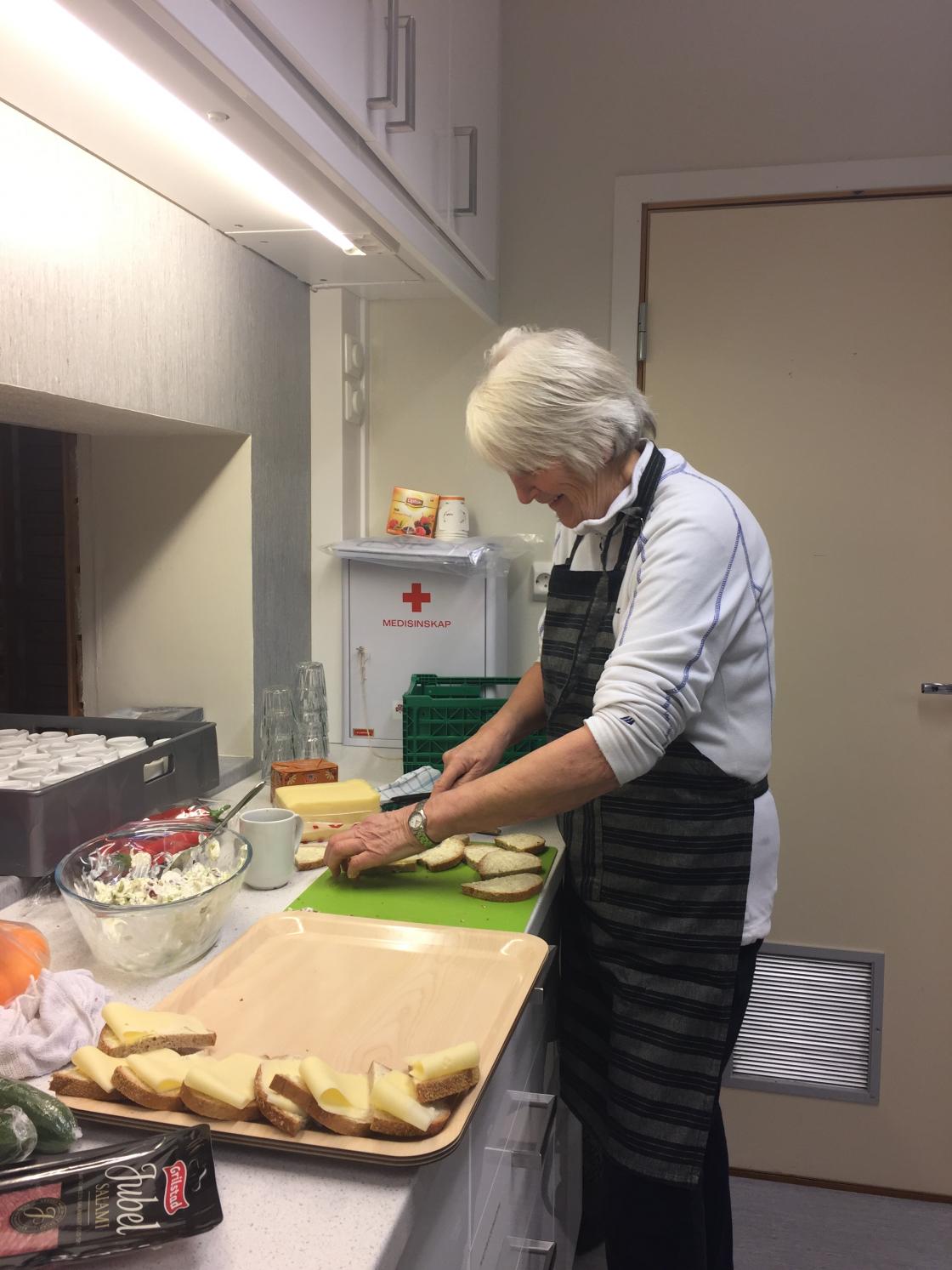 Ingunn legger på pålegg