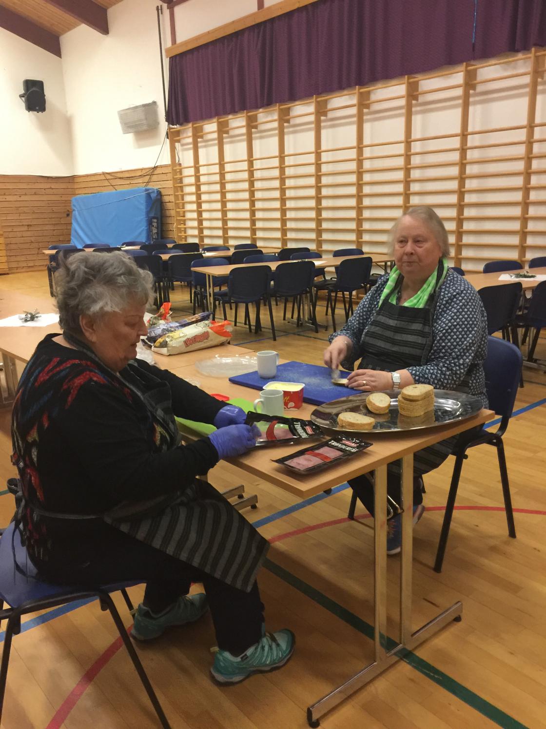 Gunnvor og Marta smører massevis av skiver