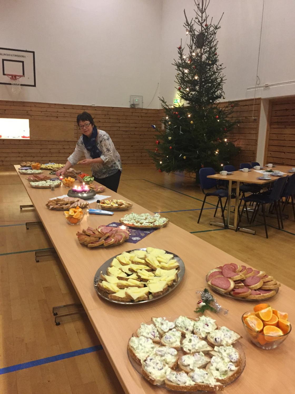 Anne Lise pynter bordet