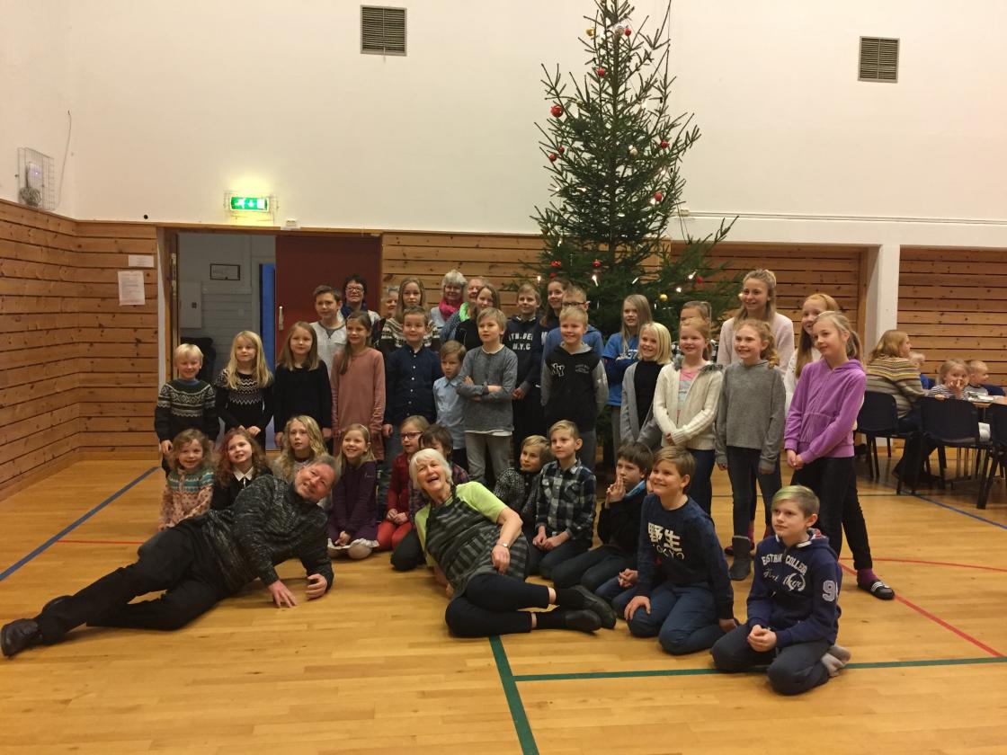 Skolebarn og lærere er klare til å spise lunsj