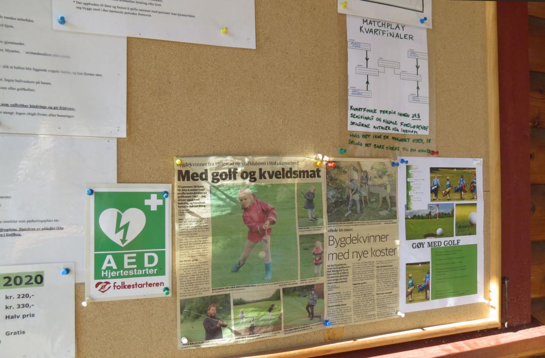 Oppsalgstavla på golfbanen