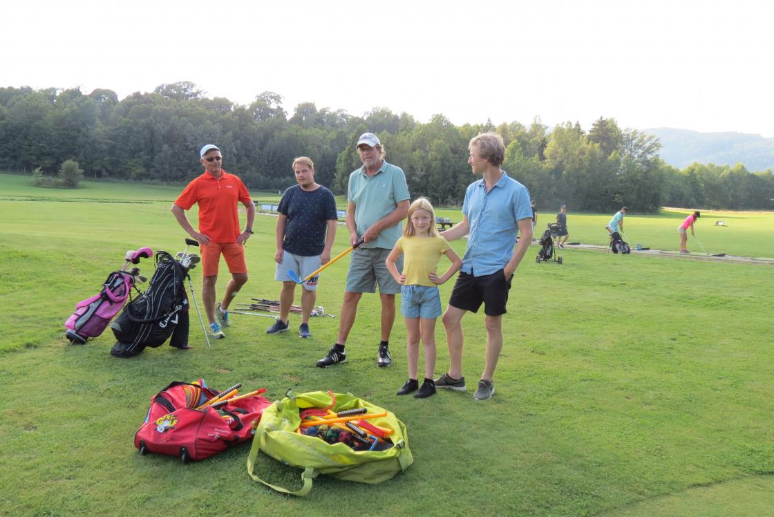 Et knippe trenere: Tom Kristiansen, André Tanbo Kristiansen, Leif Myhre og Joakim Gedenry med datteren Maja Tyse.d