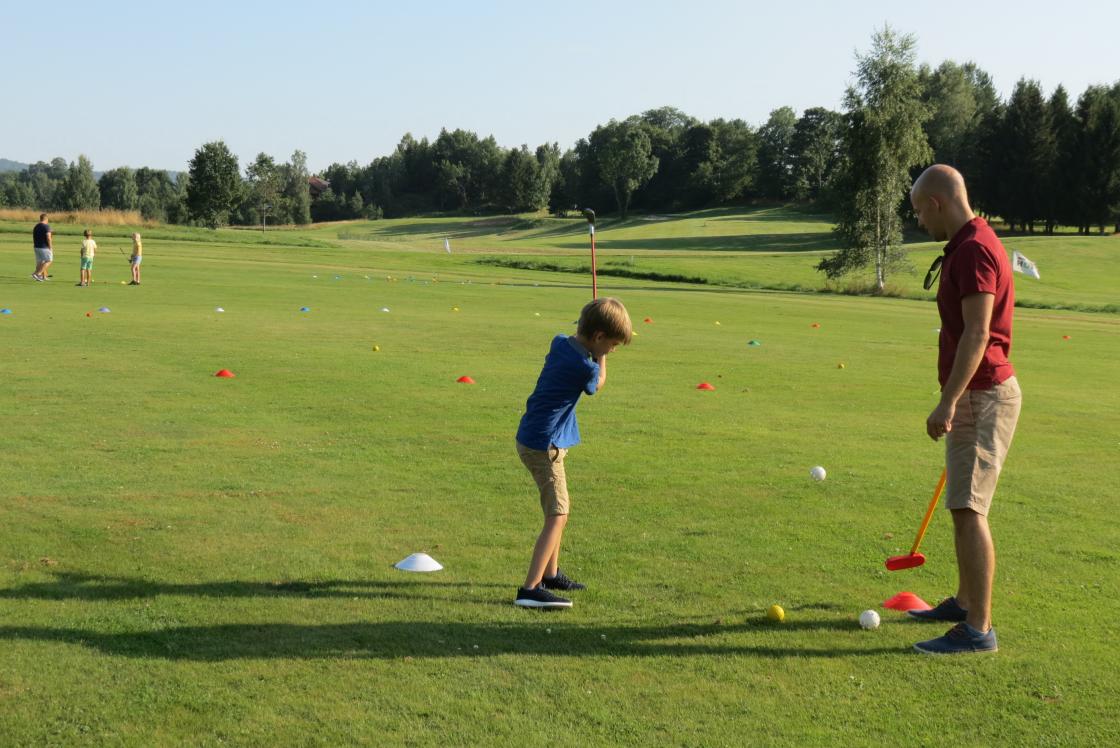 Mange foreldre var like engasjert som ungene. Her pappa Luke med Emil