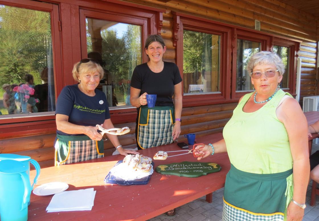 Og bygdekvinner fra Hillestad med skolebrød siste kvelden, ellers har det vært saltmat. Torunn B Solberg, Inger-Johanne Gran og Åse Kristine Guthus sørget for servering i skyggen