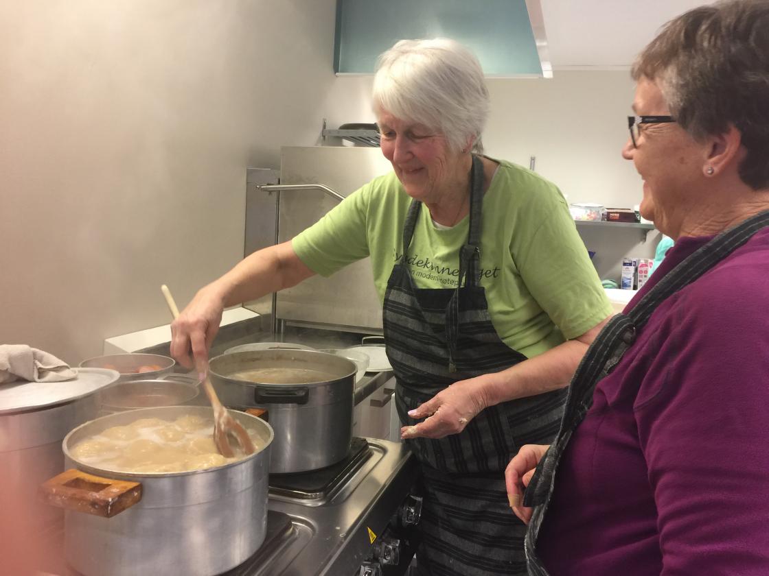 Ballen trekker i grytene