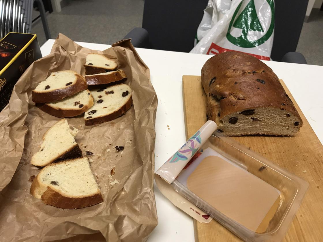 Godt med ferskt julebrød og brunost.