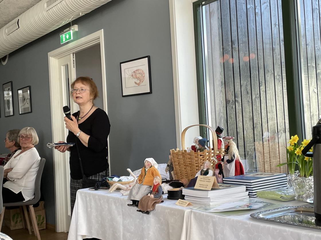 Britt Kjellesvik Rage og dokkene hennes.