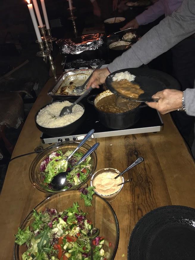 Velsmakande biffgryte, marinert lammesteik, vikingkarbonadar, salat, ris, fløtegratinerte poteter, indrefilet av storfe som smelta i munnen!