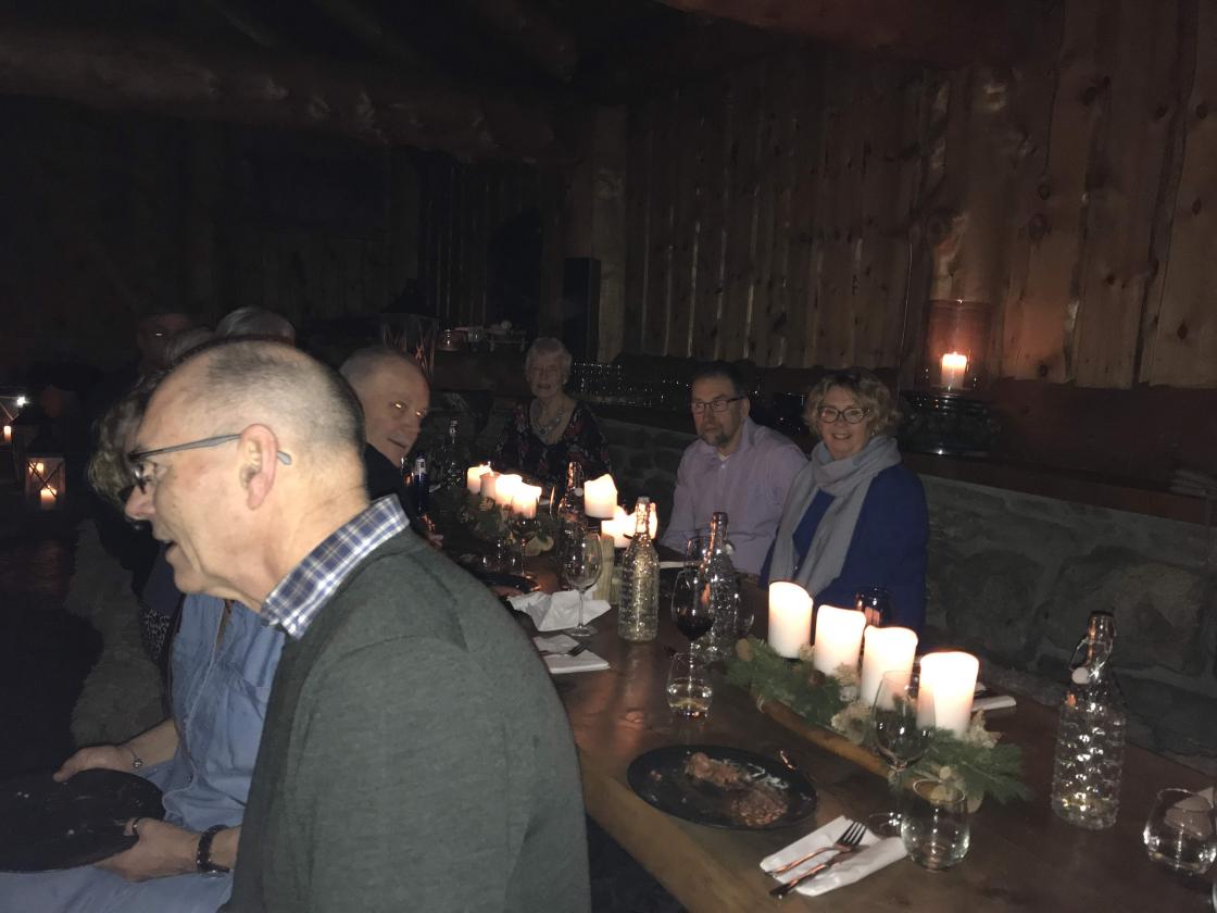 Borda pynta med naturmateriale og levande lys!